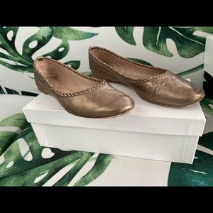 Braided metallic Chloe flats